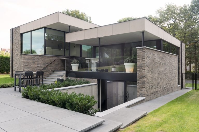 Gevelbekleding en aluminium buitenschrijnwerk ramen deuren woning Geetbets Schüco Corswarem