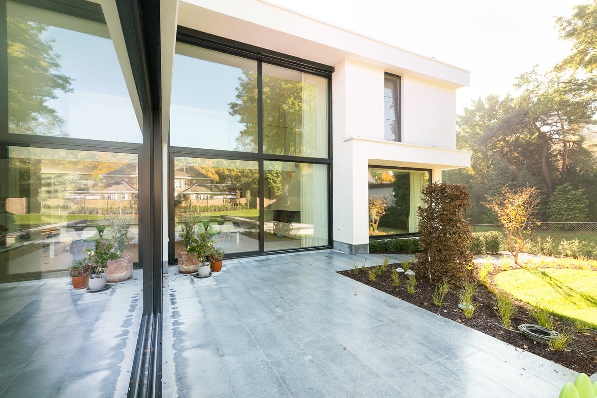 Vliegenwering en aluminium buitenschrijnwerk ramen deuren woning Genk Schüco Corswarem