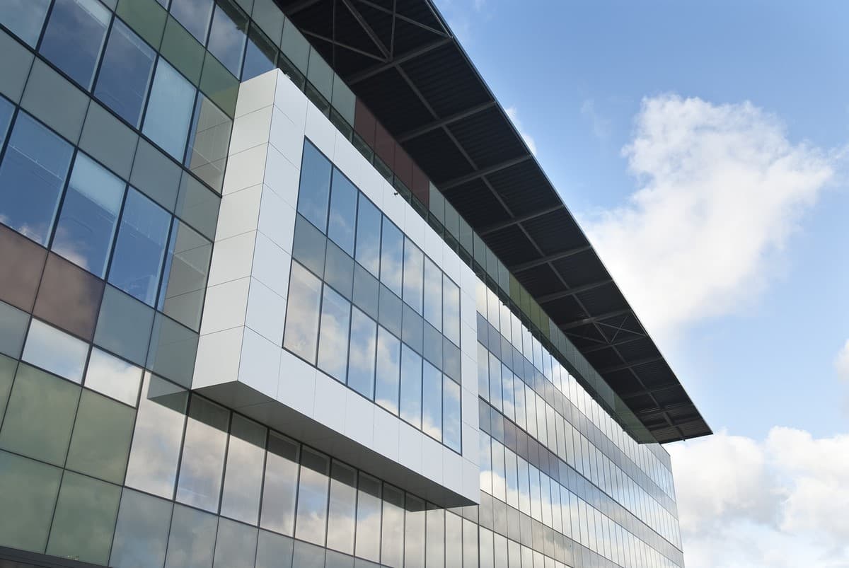 Aluminium buitenschrijnwerk ramen deuren glasgevel gevelbekleding Airport Bierset Luik projectbouw Schüco Corswarem