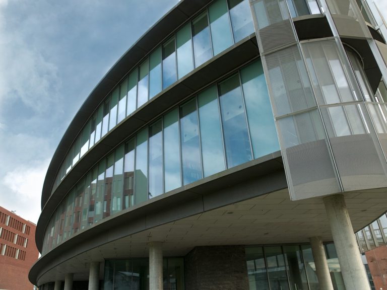 Aluminium buitenschrijnwerk ramen deuren glasgevel gevelbekleding Brouwerij InBev Leuven projectbouw Schüco Corswarem