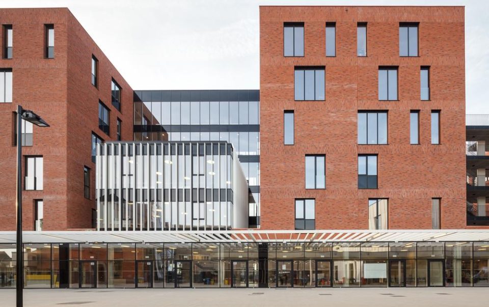 Aluminium buitenschrijnwerk ramen deuren glasgevel gevelbekleding Campus Hast Hasselt projectbouw Schüco Corswarem