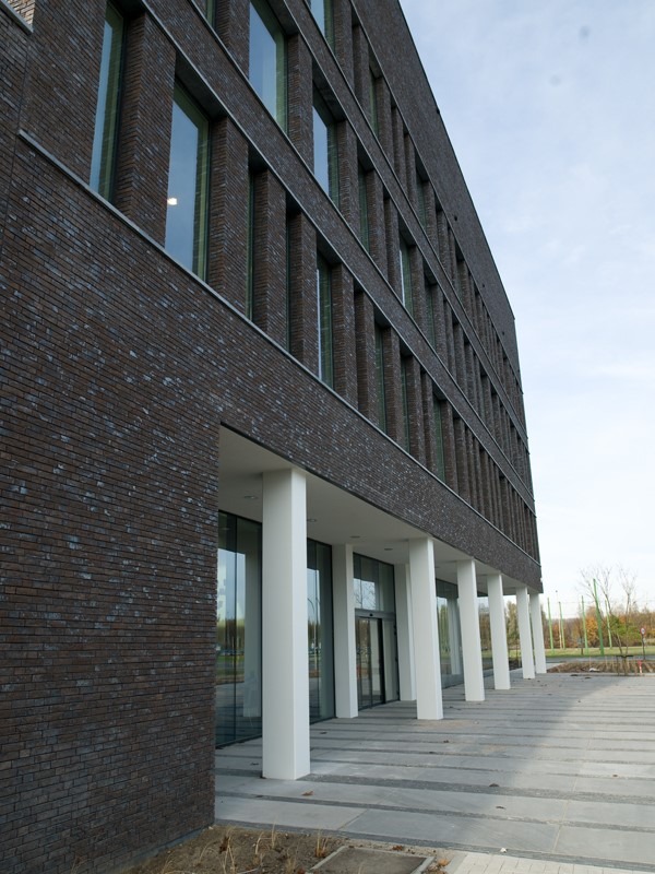 Aluminium buitenschrijnwerk ramen deuren glasgevel gevelbekleding Concentra Antwerpen projectbouw Schüco Corswarem