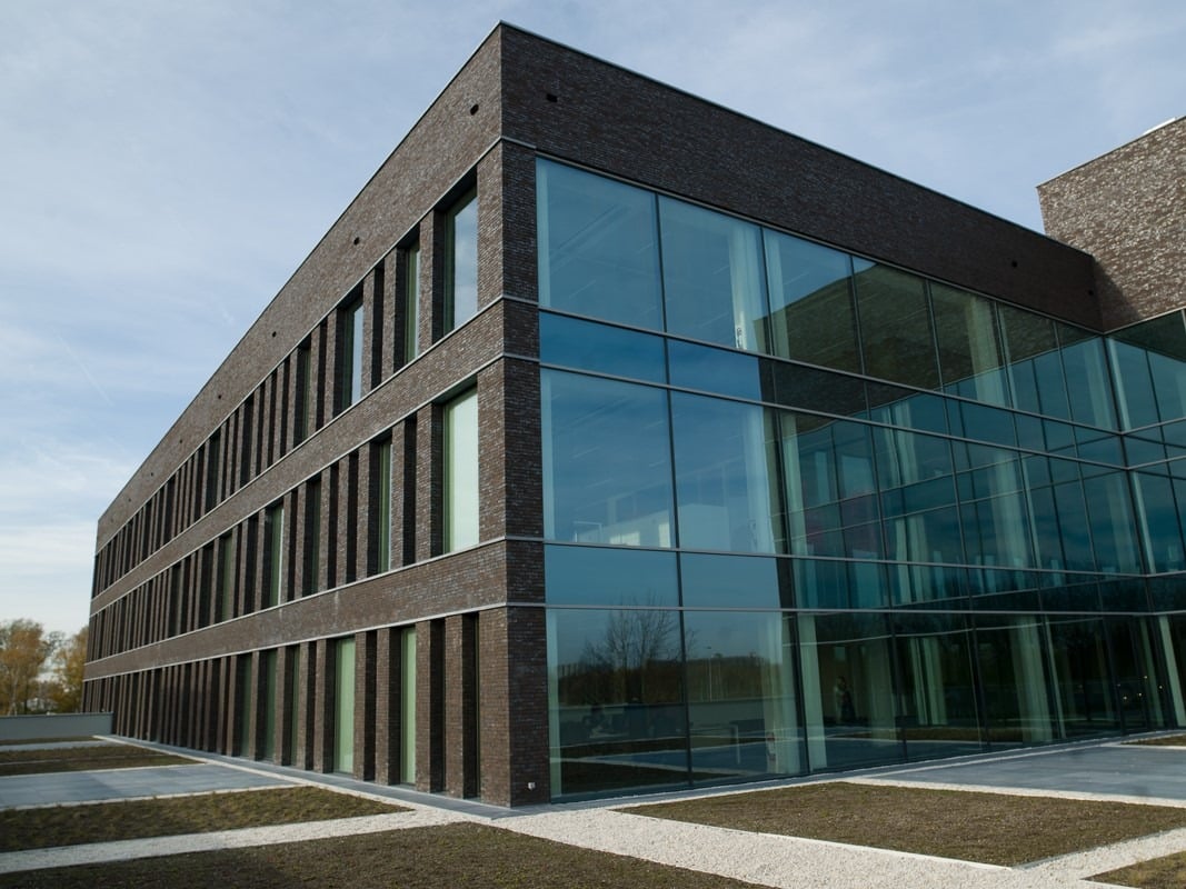 Aluminium buitenschrijnwerk ramen deuren glasgevel gevelbekleding Concentra Antwerpen projectbouw Schüco Corswarem
