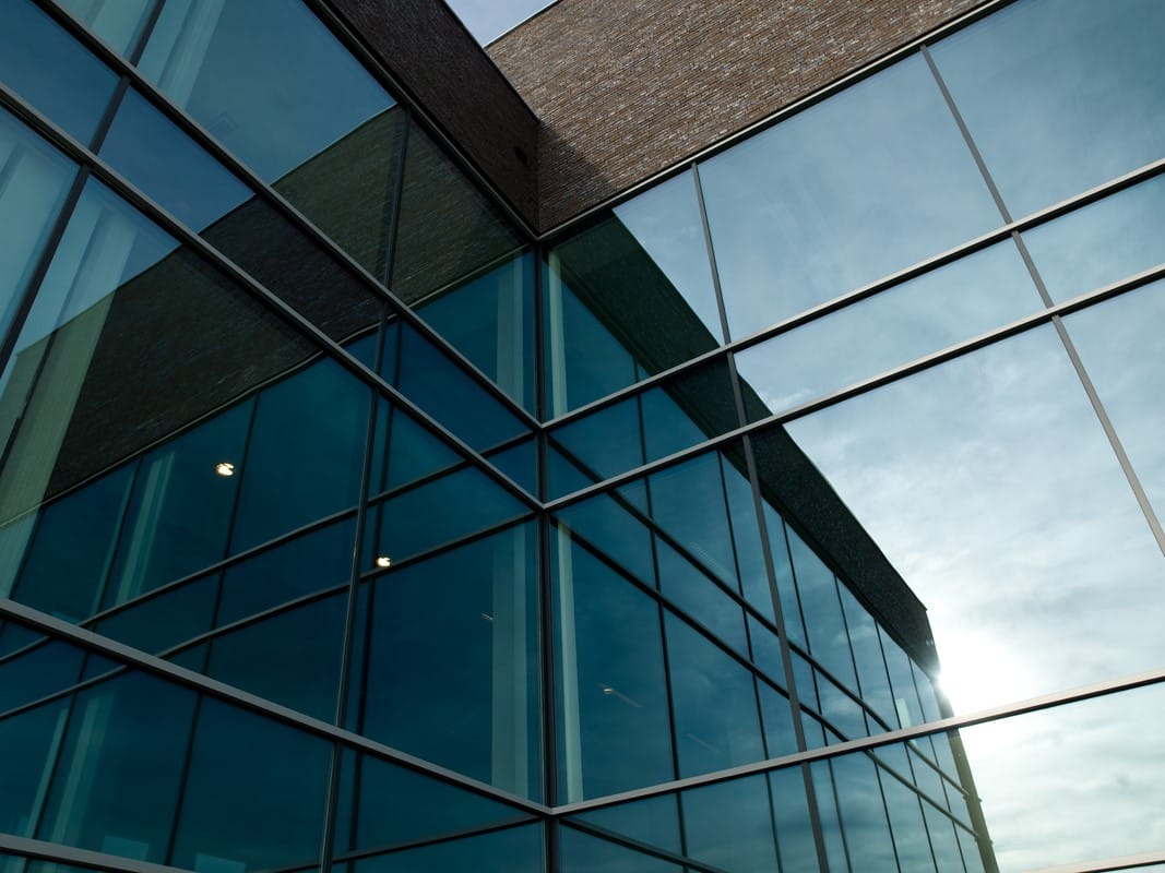 Aluminium buitenschrijnwerk ramen deuren glasgevel gevelbekleding Concentra Antwerpen projectbouw Schüco Corswarem