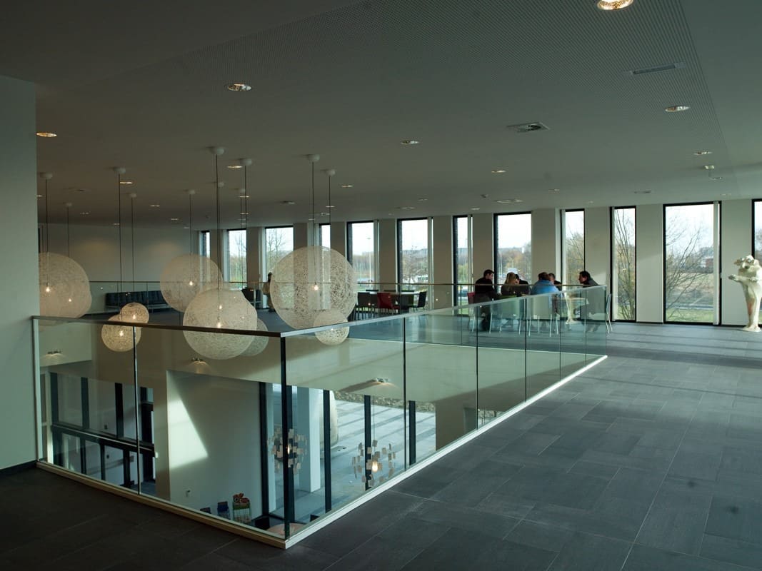 Aluminium buitenschrijnwerk ramen deuren glasgevel gevelbekleding Concentra Antwerpen projectbouw Schüco Corswarem