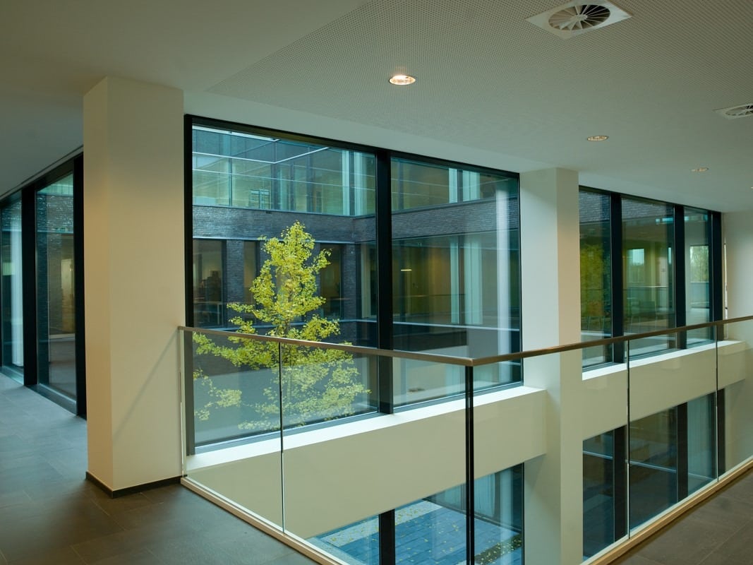 Aluminium buitenschrijnwerk ramen deuren glasgevel gevelbekleding Concentra Antwerpen projectbouw Schüco Corswarem