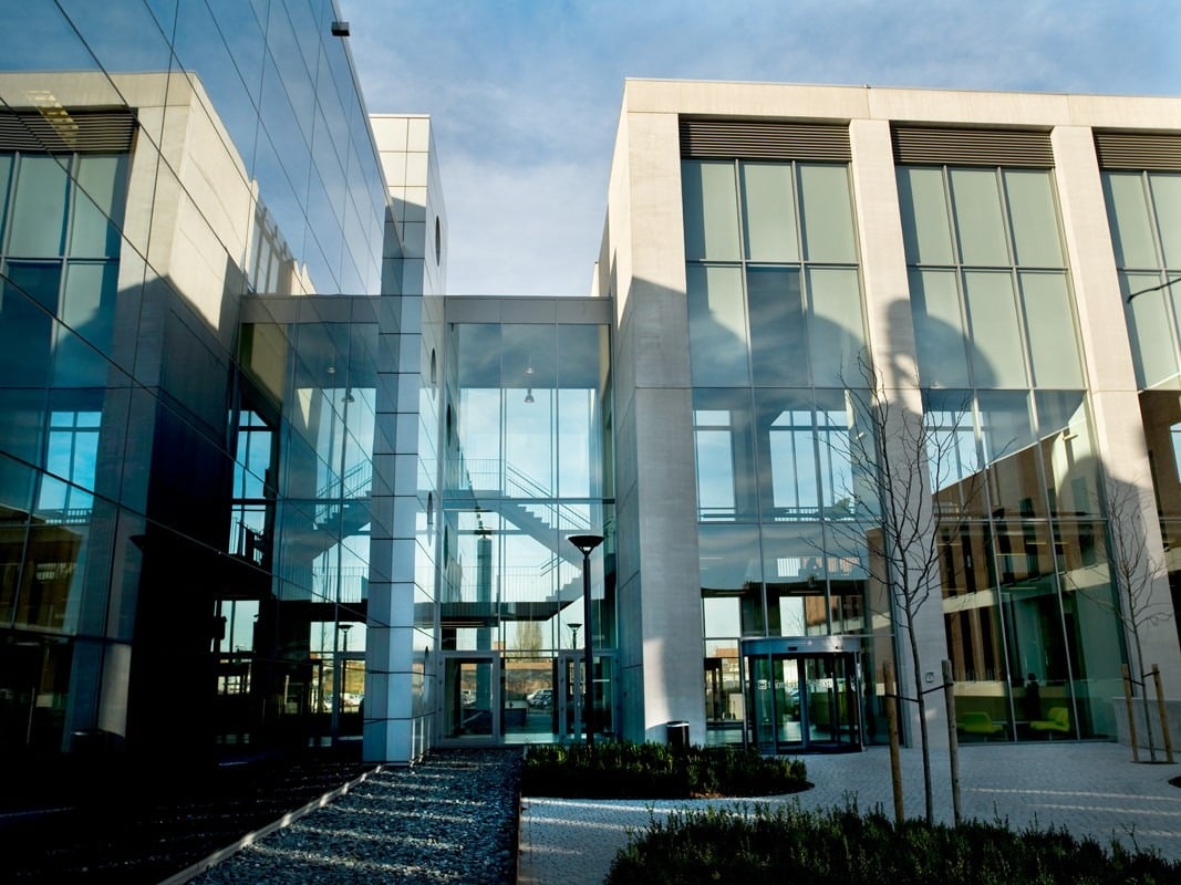 Aluminium buitenschrijnwerk ramen deuren glasgevel gevelbekleding Concentra Antwerpen projectbouw Schüco Corswarem