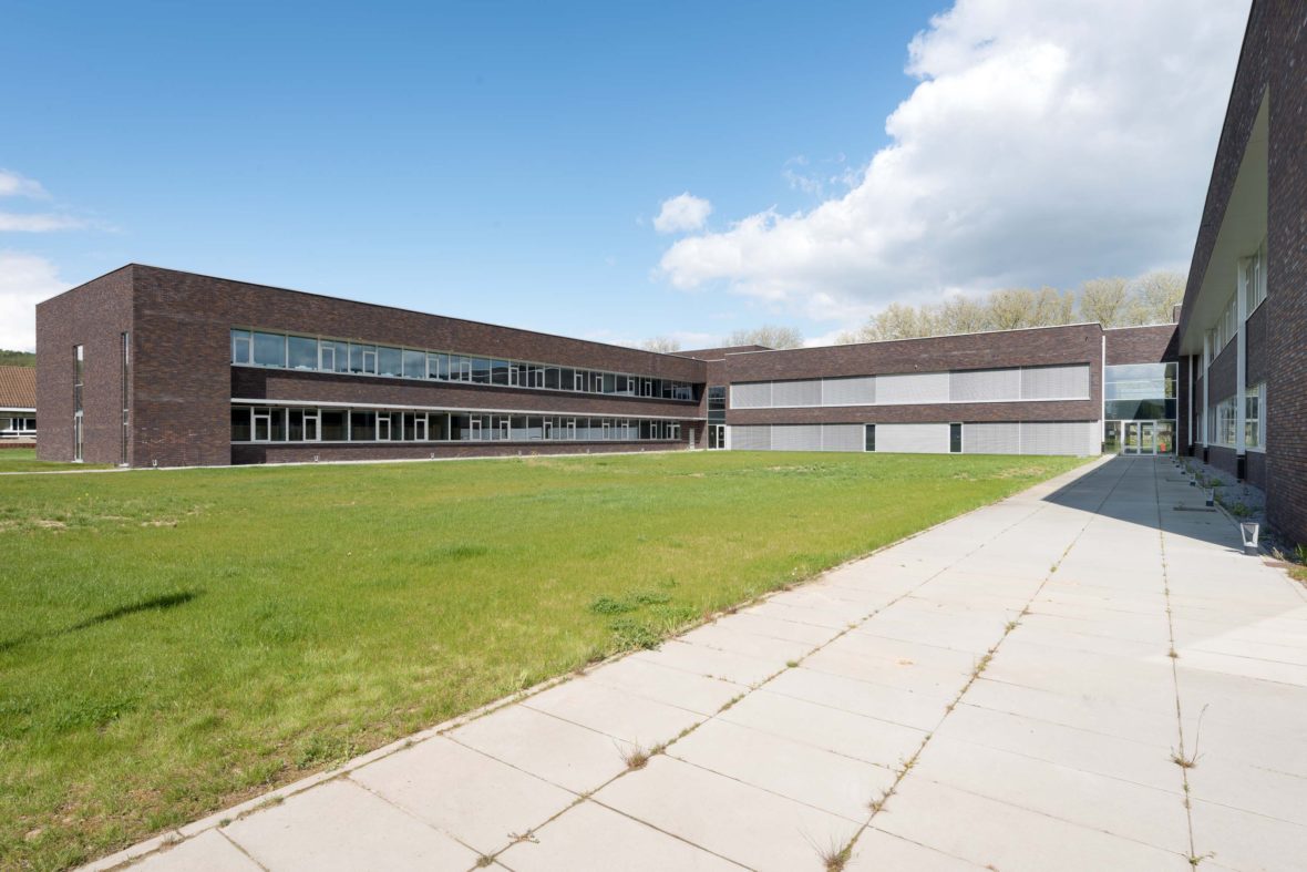 Aluminium buitenschrijnwerk ramen deuren glasgevel gevelbekleding Camp Brasseur projectbouw Schüco Corswarem