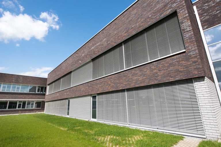 Aluminium buitenschrijnwerk ramen deuren glasgevel gevelbekleding Camp Brasseur projectbouw Schüco Corswarem