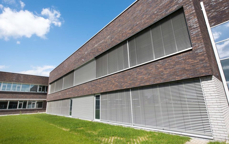 Aluminium buitenschrijnwerk ramen deuren glasgevel gevelbekleding Camp Brasseur projectbouw Schüco Corswarem