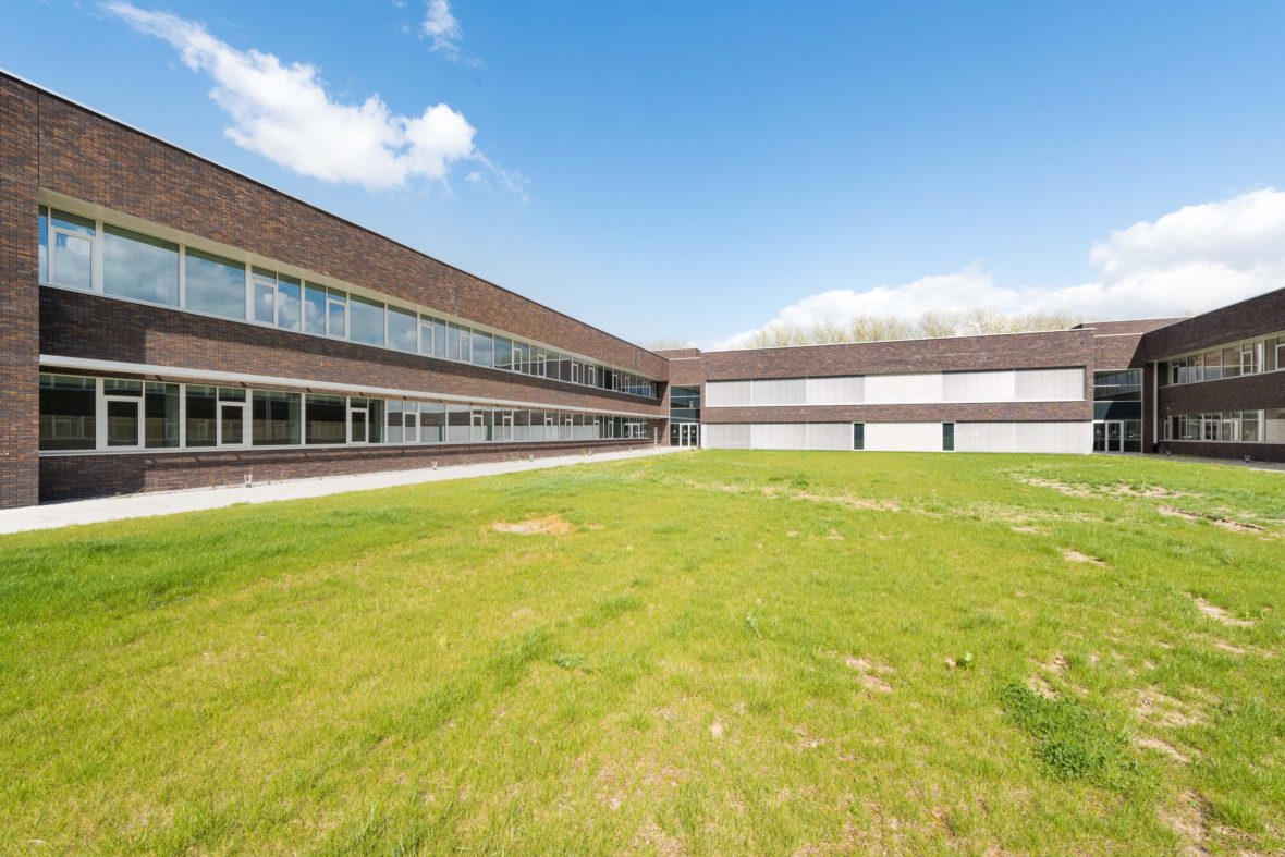 Aluminium buitenschrijnwerk ramen deuren glasgevel gevelbekleding Camp Brasseur projectbouw Schüco Corswarem