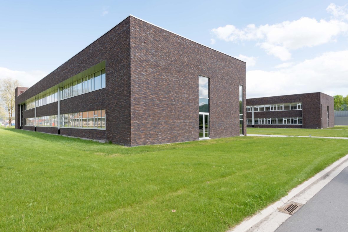 Aluminium buitenschrijnwerk ramen deuren glasgevel gevelbekleding Camp Brasseur projectbouw Schüco Corswarem