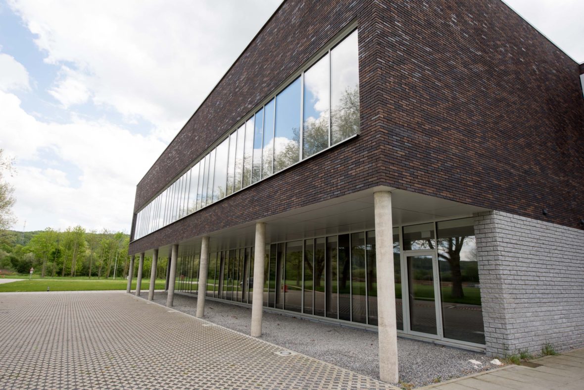Aluminium buitenschrijnwerk ramen deuren glasgevel gevelbekleding Camp Brasseur projectbouw Schüco Corswarem