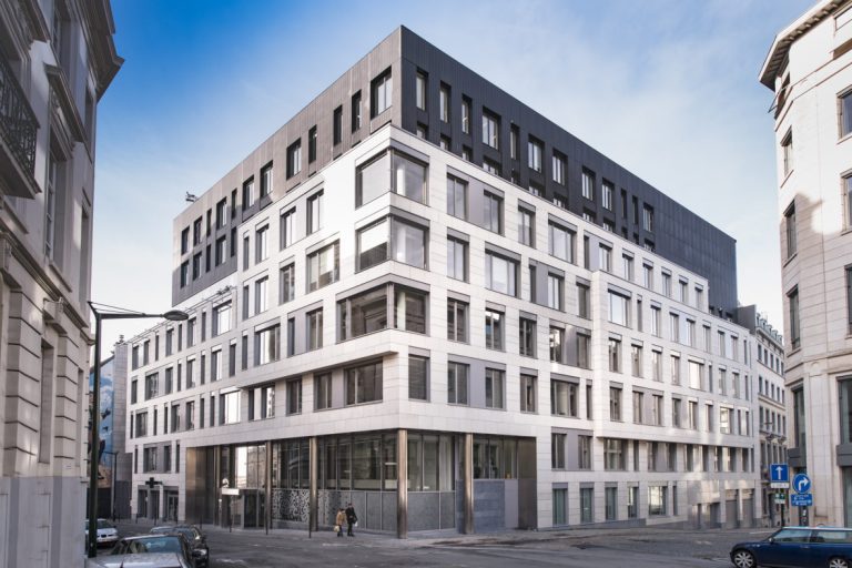 Aluminium buitenschrijnwerk ramen deuren glasgevel gevelbekleding AXA Treurenberg projectbouw Schüco Corswarem