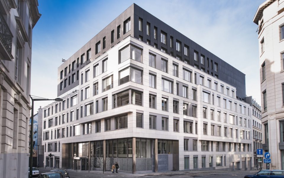 Aluminium buitenschrijnwerk ramen deuren glasgevel gevelbekleding AXA Treurenberg projectbouw Schüco Corswarem