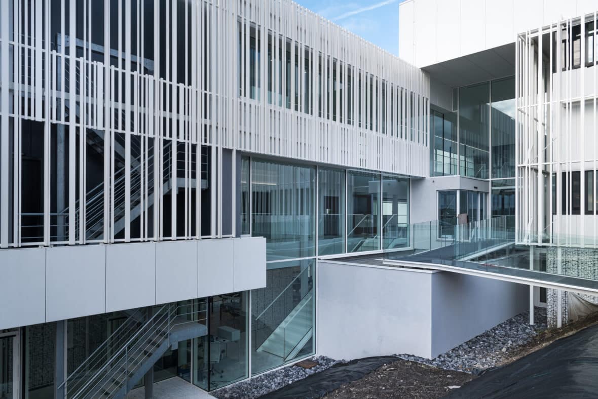 Aluminium buitenschrijnwerk ramen deuren glasgevel gevelbekleding Mithra Flémalle projectbouw Schüco Corswarem