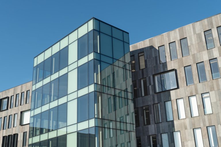 Aluminium buitenschrijnwerk ramen deuren glasgevel Alverberg Hasselt projectbouw Schüco Corswarem