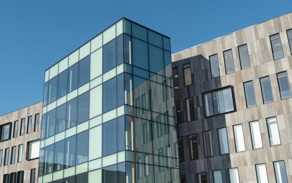 Aluminium buitenschrijnwerk ramen deuren glasgevel Alverberg Hasselt projectbouw Schüco Corswarem