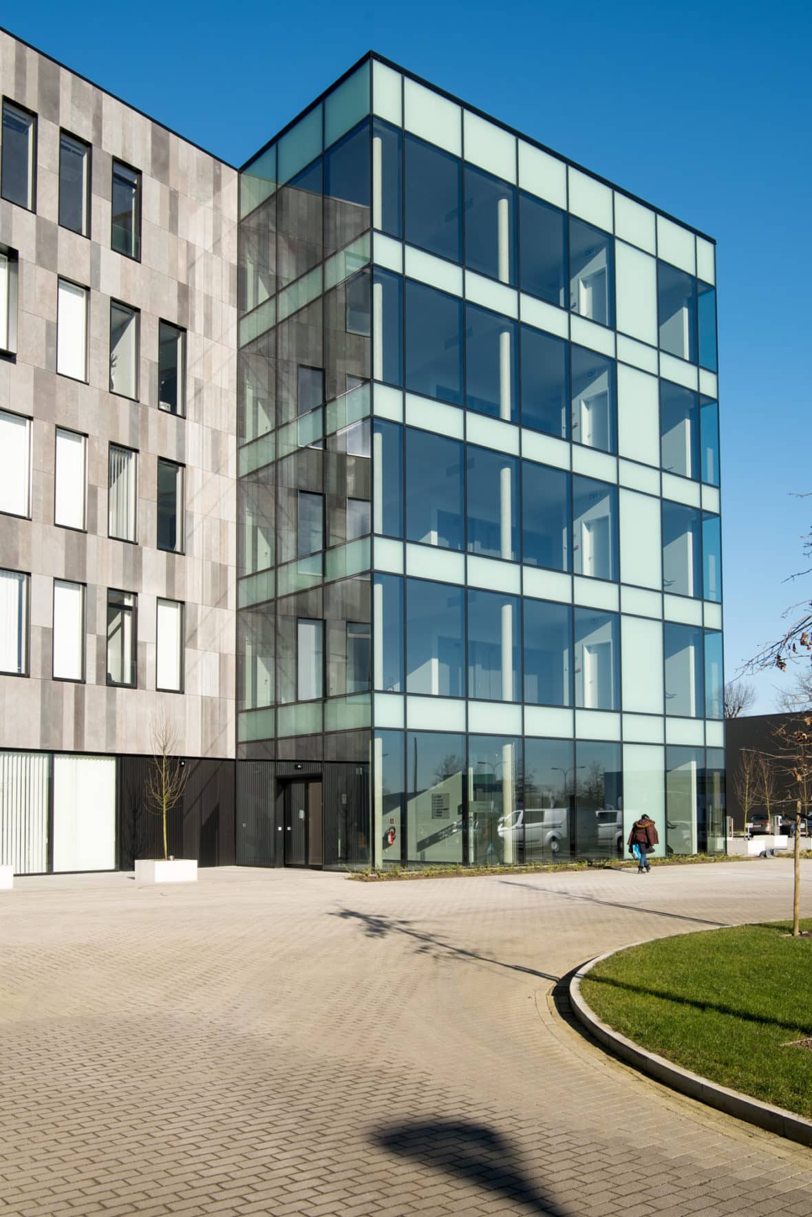 Aluminium buitenschrijnwerk ramen deuren glasgevel Alverberg Hasselt projectbouw Schüco Corswarem
