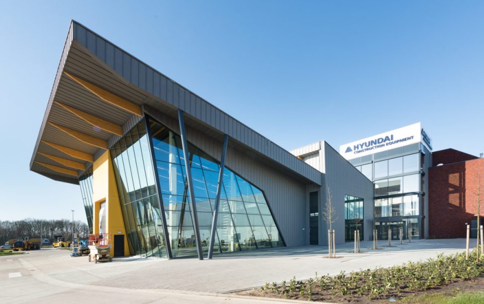 Aluminium buitenschrijnwerk ramen deuren glasgevel Hyundai Tessenderlo projectbouw Schüco Corswarem