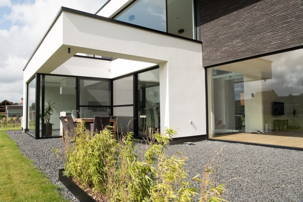 Gevelbekleding en aluminium buitenschrijnwerk ramen deuren woning Sint-Truiden Schüco Corswarem