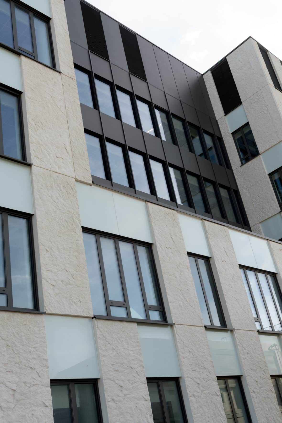 Aluminium buitenschrijnwerk ramen deuren glasgevel gevelbekleding UZ Leuven projectbouw Schüco Corswarem