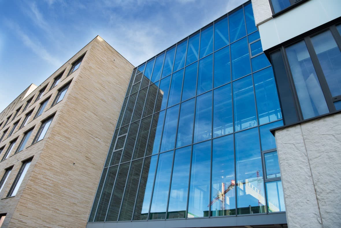 Aluminium buitenschrijnwerk ramen deuren glasgevel gevelbekleding UZ Leuven projectbouw Schüco Corswarem