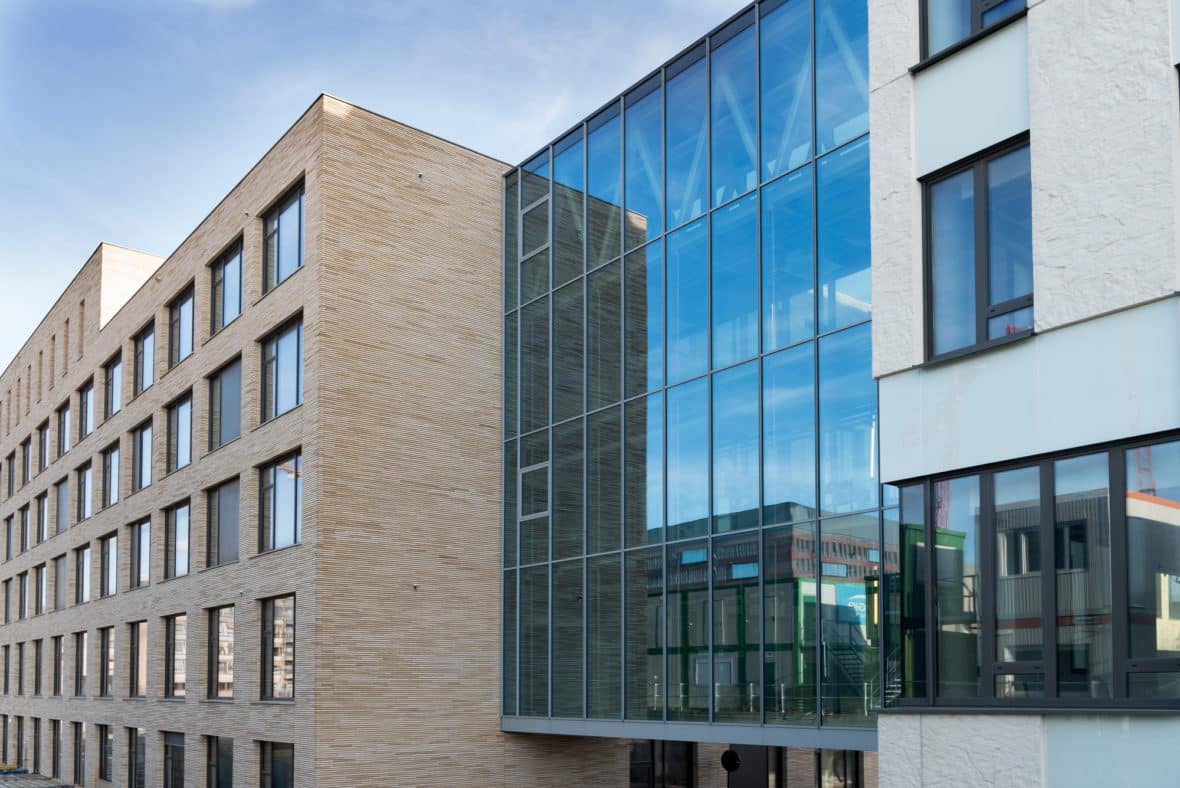 Aluminium buitenschrijnwerk ramen deuren glasgevel gevelbekleding UZ Leuven projectbouw Schüco Corswarem