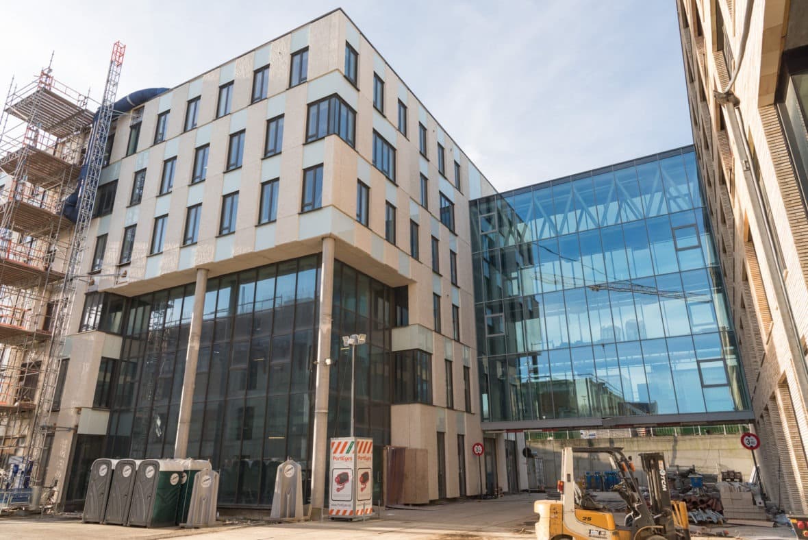 Aluminium buitenschrijnwerk ramen deuren glasgevel gevelbekleding UZ Leuven projectbouw Schüco Corswarem