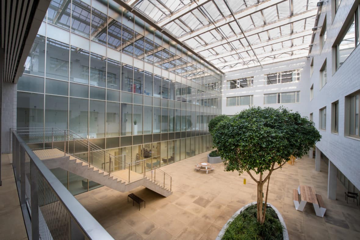 Aluminium buitenschrijnwerk ramen deuren glasgevel gevelbekleding UZ Leuven projectbouw Schüco Corswarem