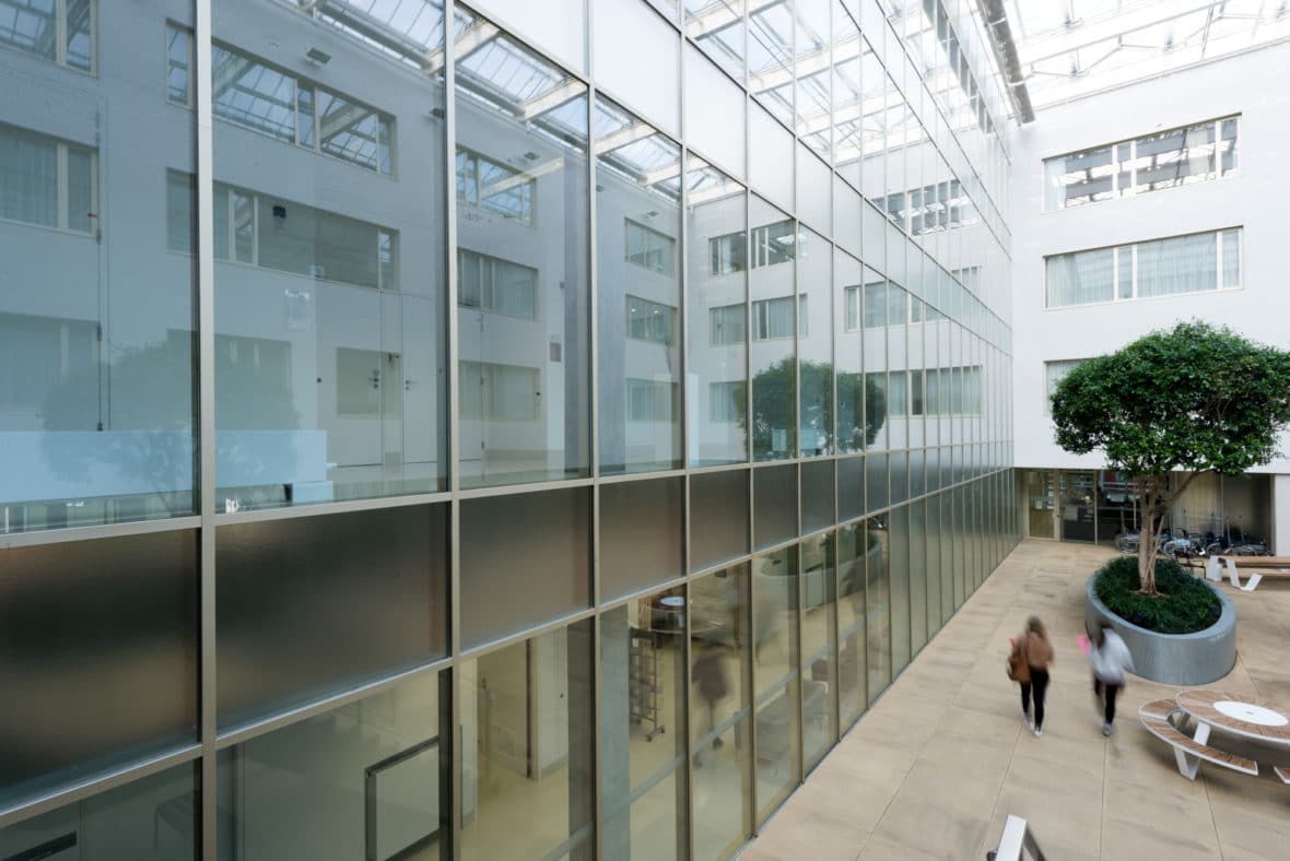 Aluminium buitenschrijnwerk ramen deuren glasgevel gevelbekleding UZ Leuven projectbouw Schüco Corswarem
