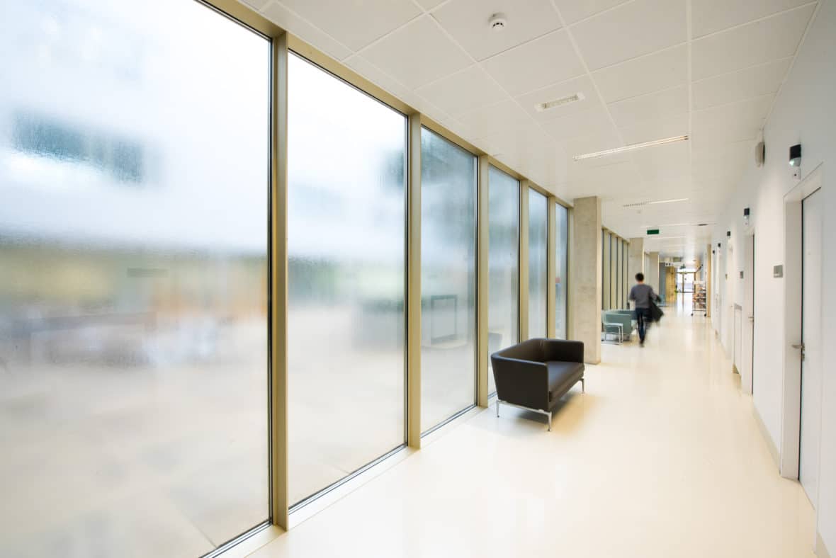 Aluminium buitenschrijnwerk ramen deuren glasgevel gevelbekleding UZ Leuven projectbouw Schüco Corswarem