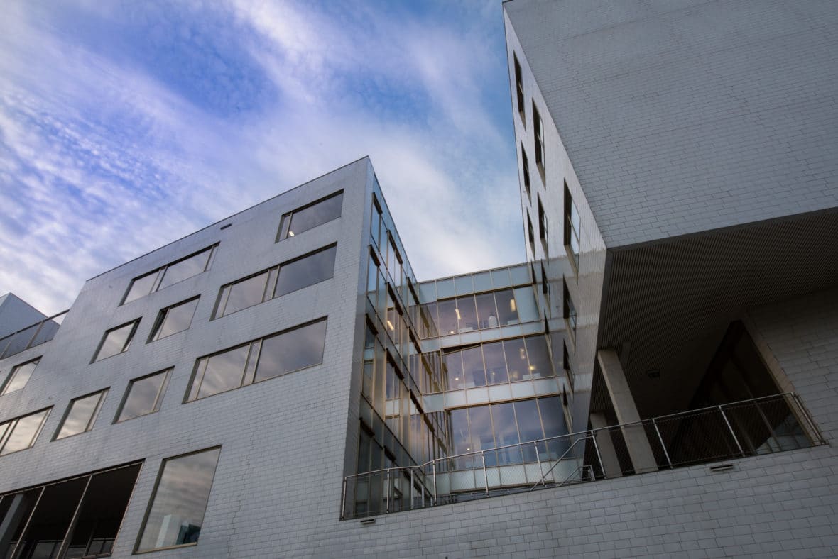 Aluminium buitenschrijnwerk ramen deuren glasgevel gevelbekleding UZ Leuven projectbouw Schüco Corswarem