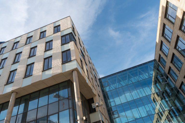 Aluminium buitenschrijnwerk ramen deuren glasgevel gevelbekleding UZ Leuven projectbouw Schüco Corswarem