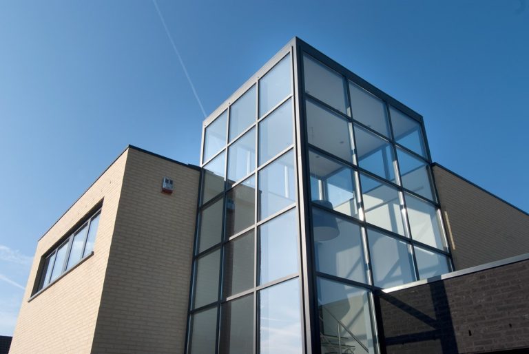 Aluminium buitenschrijnwerk ramen deuren woning Diepenbeek Schüco Corswarem