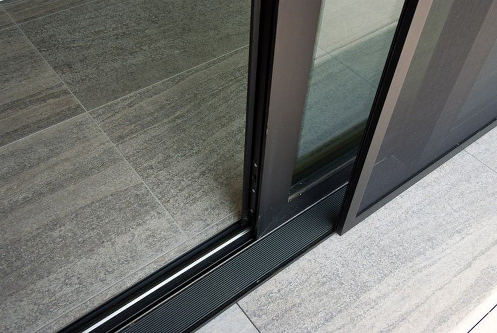 Gevelbekleding en aluminium buitenschrijnwerk ramen deuren woning Diest Schüco Corswarem