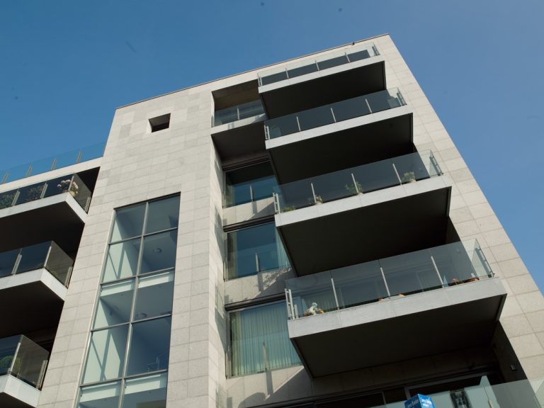Aluminium buitenschrijnwerk ramen deuren glasgevel gevelbekleding Hollandsveld Hasselt projectbouw Schüco Corswarem