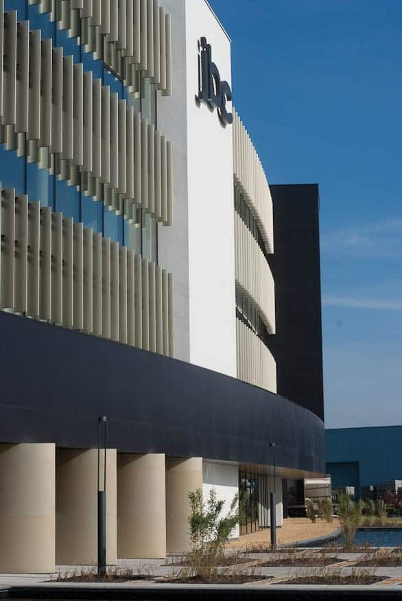 Aluminium buitenschrijnwerk ramen deuren glasgevel gevelbekleding JBC Houthalen projectbouw Schüco Corswarem