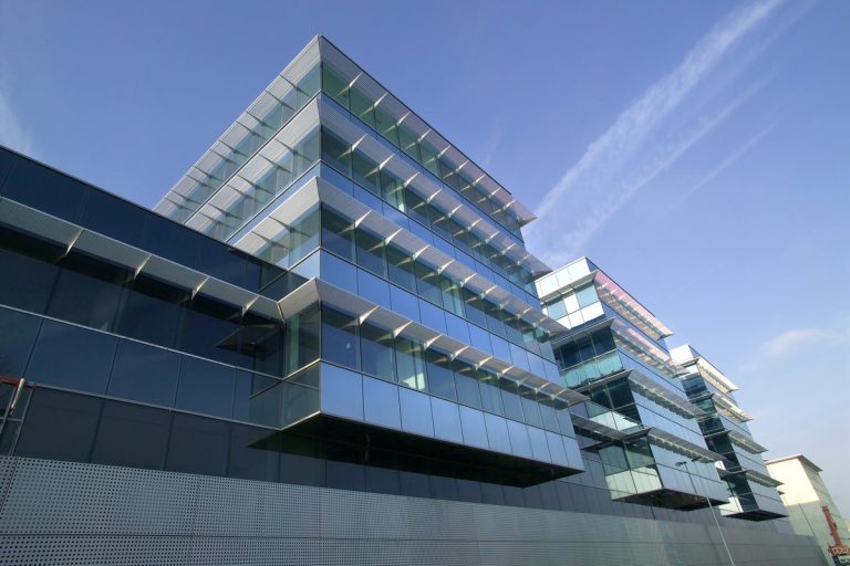 Aluminium buitenschrijnwerk ramen deuren glasgevel gevelbekleding Jan De Nul Hofstade Aalst projectbouw Schüco Corswarem