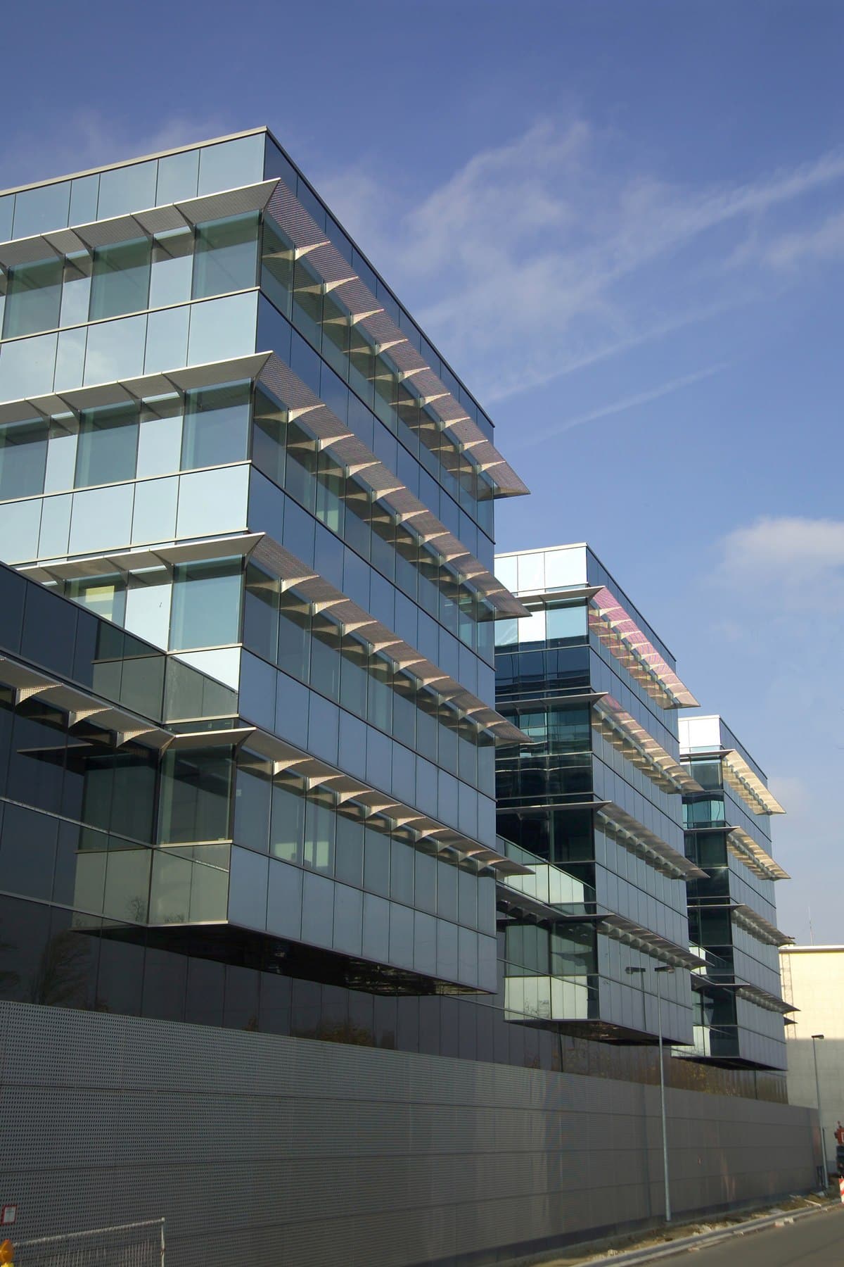 Aluminium buitenschrijnwerk ramen deuren glasgevel gevelbekleding Jan De Nul Hofstade Aalst projectbouw Schüco Corswarem