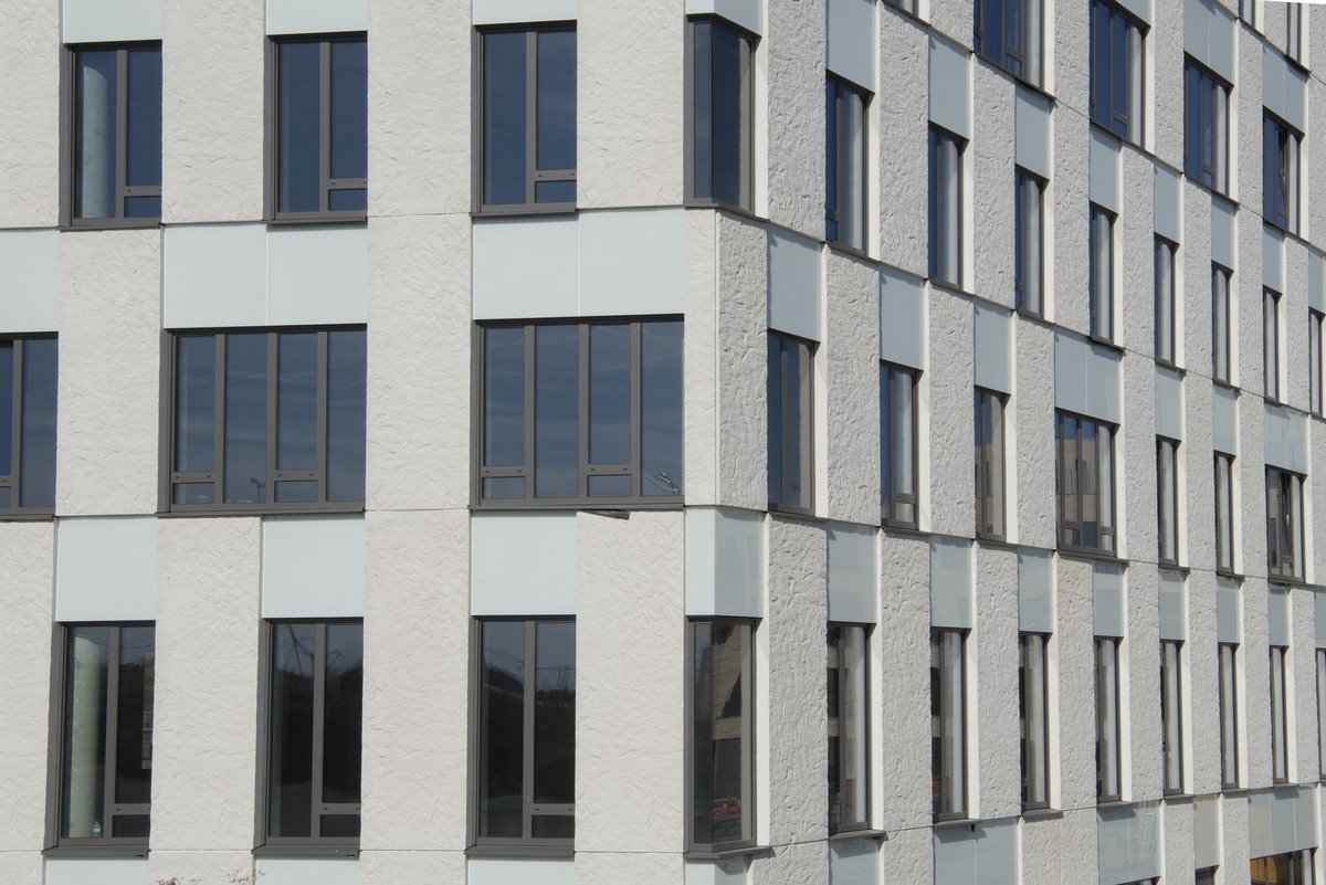 Aluminium buitenschrijnwerk ramen deuren glasgevel gevelbekleding UZ Leuven projectbouw Schüco Corswarem