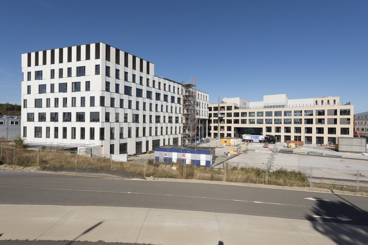 Aluminium buitenschrijnwerk ramen deuren glasgevel gevelbekleding UZ Leuven projectbouw Schüco Corswarem
