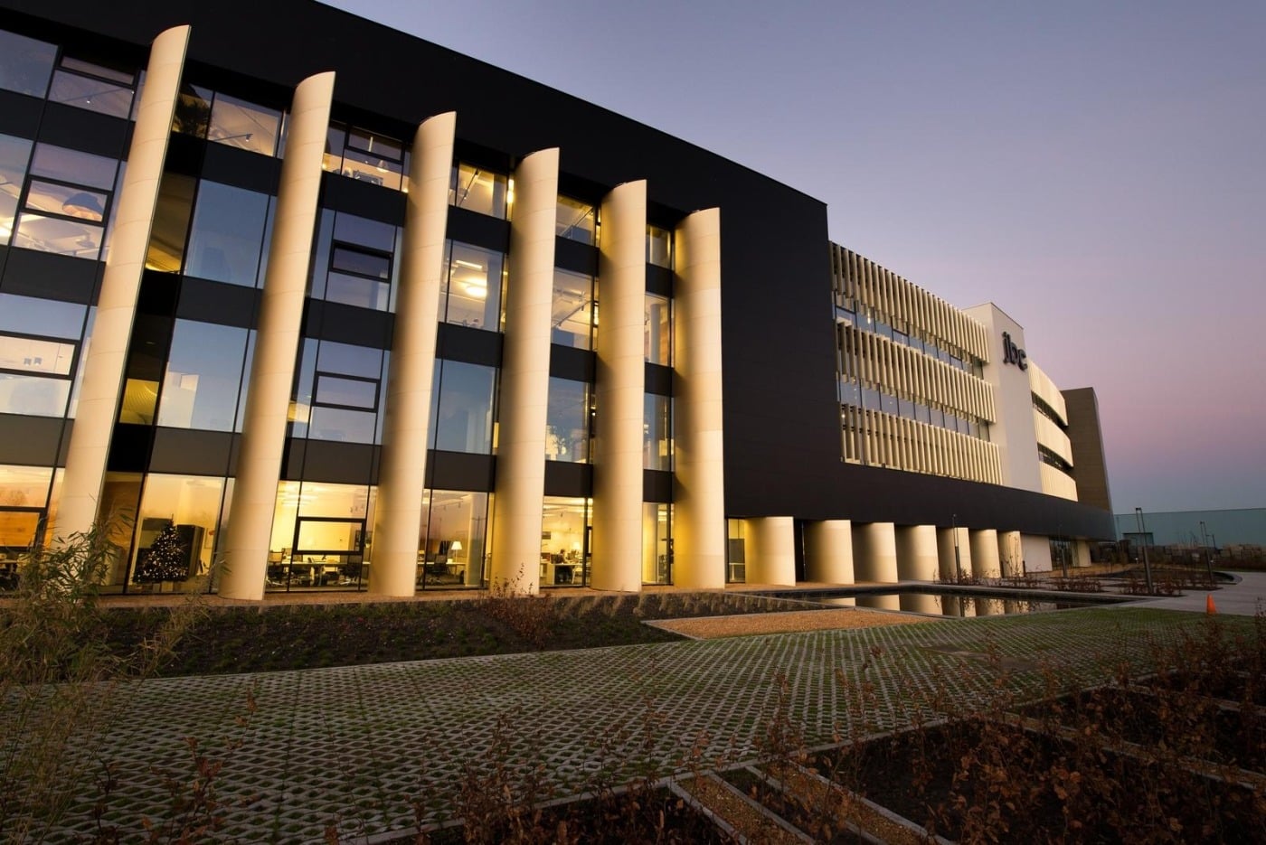 Aluminium buitenschrijnwerk ramen deuren glasgevel gevelbekleding JBC Houthalen projectbouw Schüco Corswarem