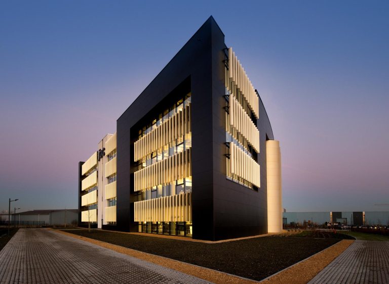 Aluminium buitenschrijnwerk ramen deuren glasgevel gevelbekleding JBC Houthalen projectbouw Schüco Corswarem