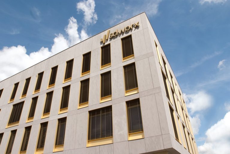 Aluminium buitenschrijnwerk ramen deuren glasgevel gevelbekleding SD Worx Hasselt projectbouw Schüco Corswarem