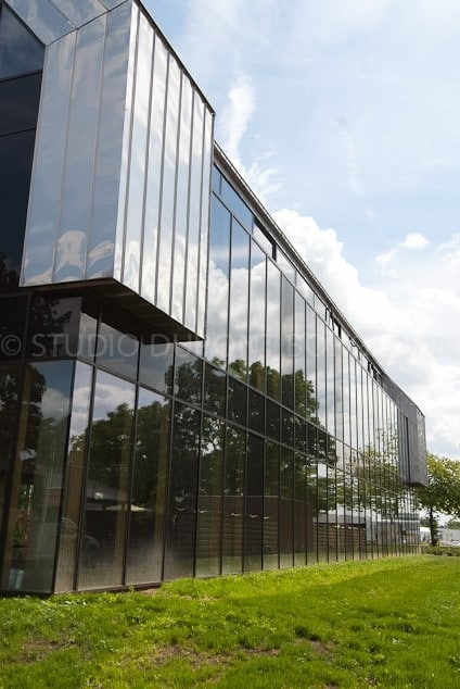 Aluminium buitenschrijnwerk ramen deuren glasgevel gevelbekleding Singelbeek Hasselt projectbouw Schüco Corswarem