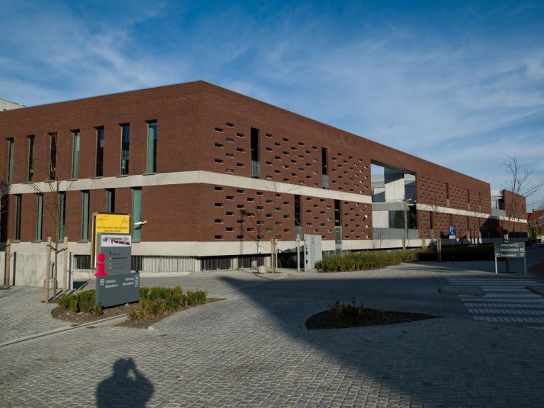 Aluminium buitenschrijnwerk ramen deuren glasgevel gevelbekleding Telenet Mechelen projectbouw Schüco Corswarem