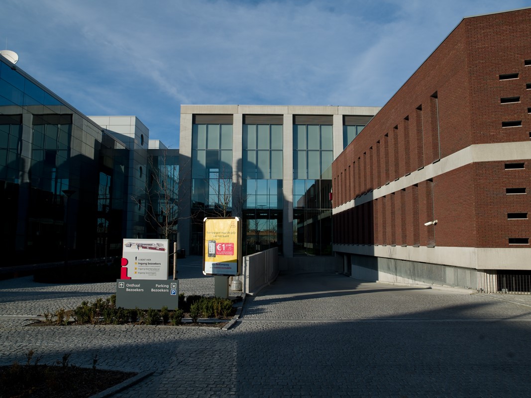 Aluminium buitenschrijnwerk ramen deuren glasgevel gevelbekleding Telenet Mechelen projectbouw Schüco Corswarem
