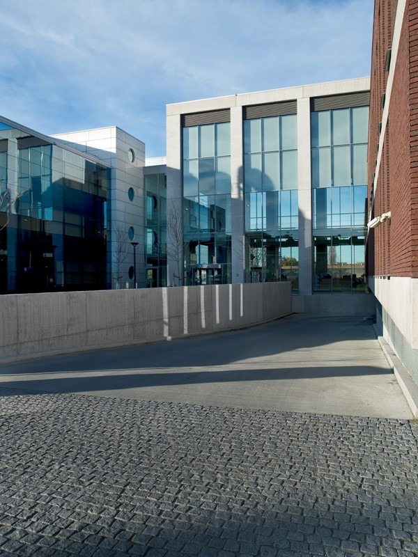 Aluminium buitenschrijnwerk ramen deuren glasgevel gevelbekleding Telenet Mechelen projectbouw Schüco Corswarem