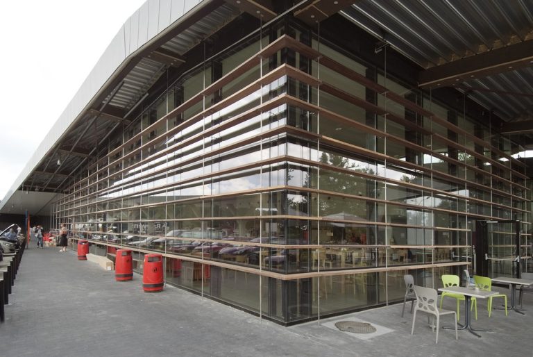 Aluminium buitenschrijnwerk ramen deuren glasgevel gevelbekleding Texaco Drongen projectbouw Schüco Corswarem